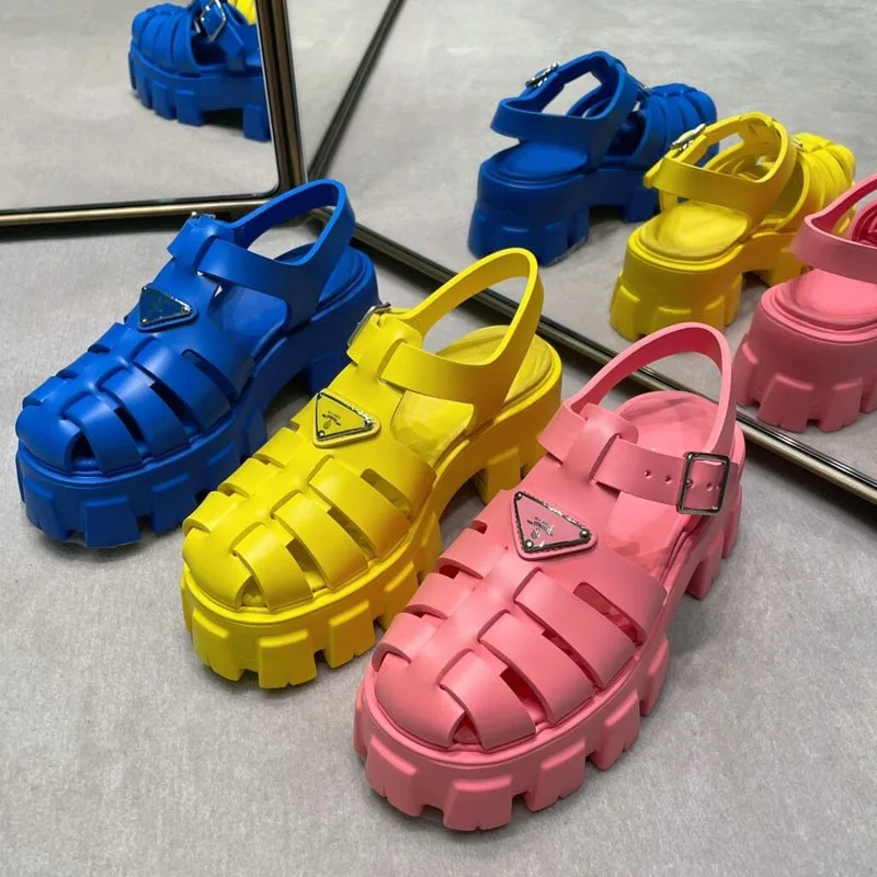 Large size women's shoes P home thick bottom gear hollow woven toe cap women's shoes one-word buckle Roman sandals triangle labe
Large size women's shoes P home thick bottom gear hollow woven toe cap women's shoes one-word buckle Roman sandals triangle labe
