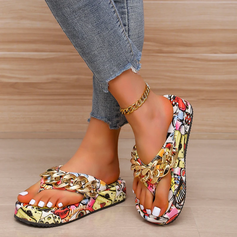Platform Slippers Graffiti Metal Chain Decoration Wedge Slippers for Women Beach Shoes Rome 2022 Summer New Women's Flip-flops
Platform Slippers Graffiti Metal Chain Decoration Wedge Slippers for Women Beach Shoes Rome 2022 Summer New Women's Flip-flops