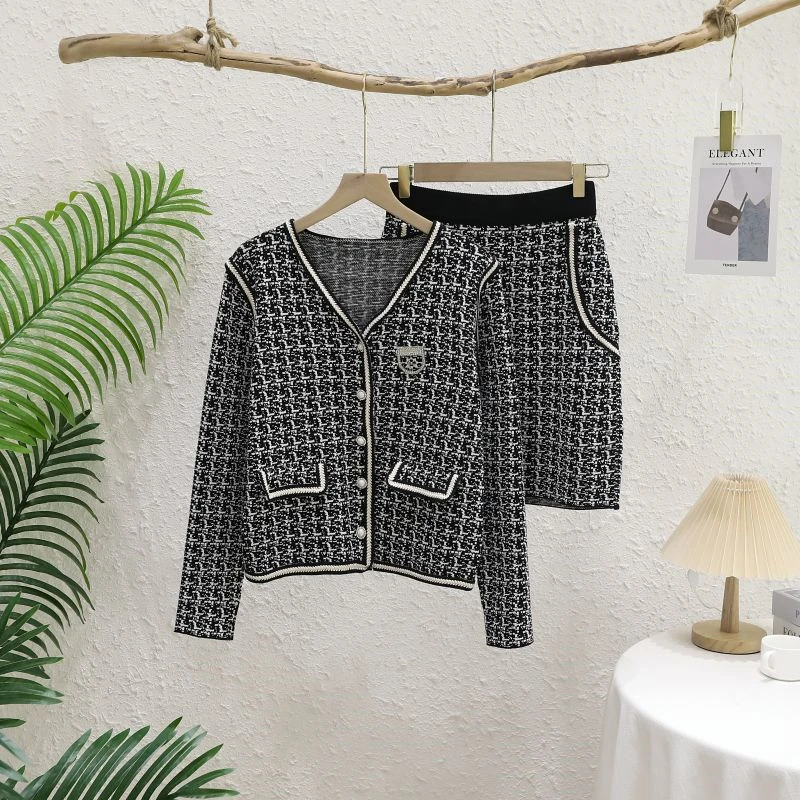 Limiguyue Two Piece Set Black Slim Women Vintage Autumn Pearl Buttons V Neck Cardigan Chic High Elastic Waist Mini Skirt Elegant
Limiguyue Two Piece Set Black Slim Women Vintage Autumn Pearl Buttons V Neck Cardigan Chic High Elastic Waist Mini Skirt Elegant