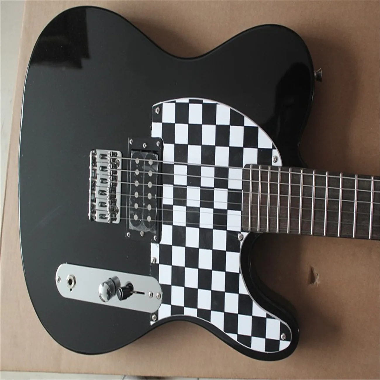 New six-string electric guitar, black body chrome metal hardware, five-pointed star inlaid mahogany fingerboard, free shipping
New six-string electric guitar, black body chrome metal hardware, five-pointed star inlaid mahogany fingerboard, free shipping