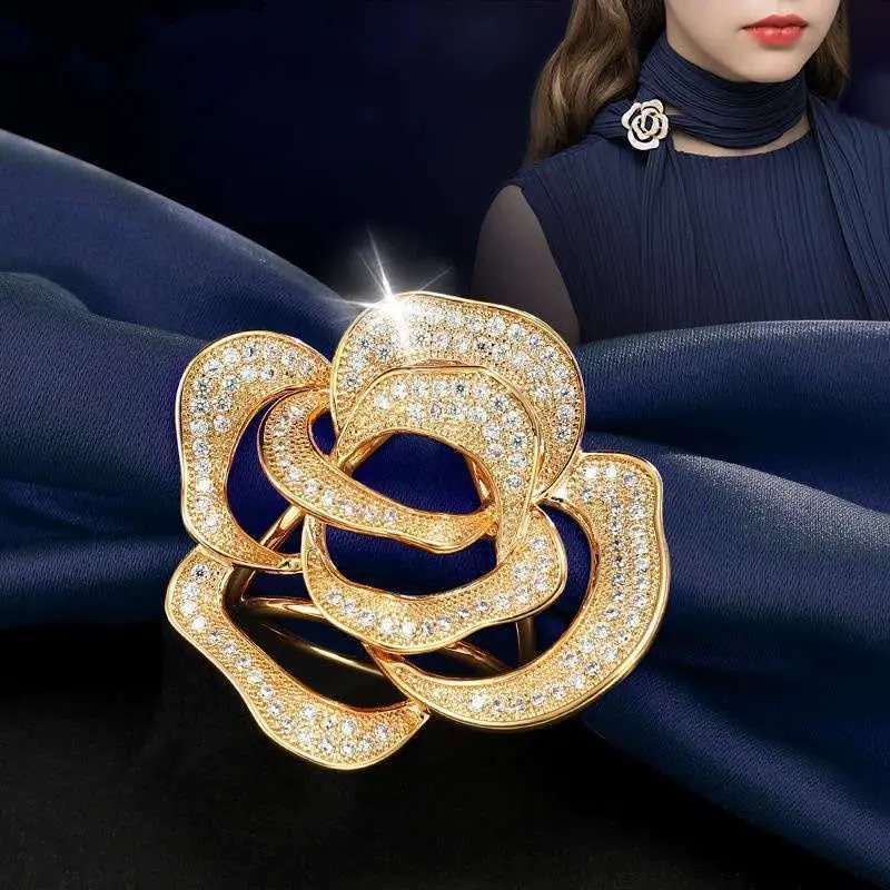 Женская Брошь из ткани в виде цветка розы 
Женская Брошь из ткани в виде цветка розы