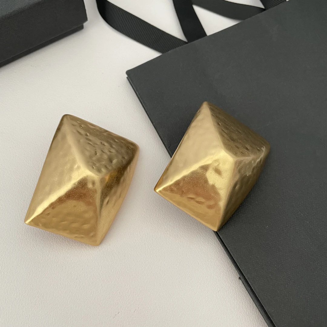 Exaggerated Super Large Gold Color Vintage Earrings For Women Top Quality Designer Luxury Jewelry European American Trend
Exaggerated Super Large Gold Color Vintage Earrings For Women Top Quality Designer Luxury Jewelry European American Trend