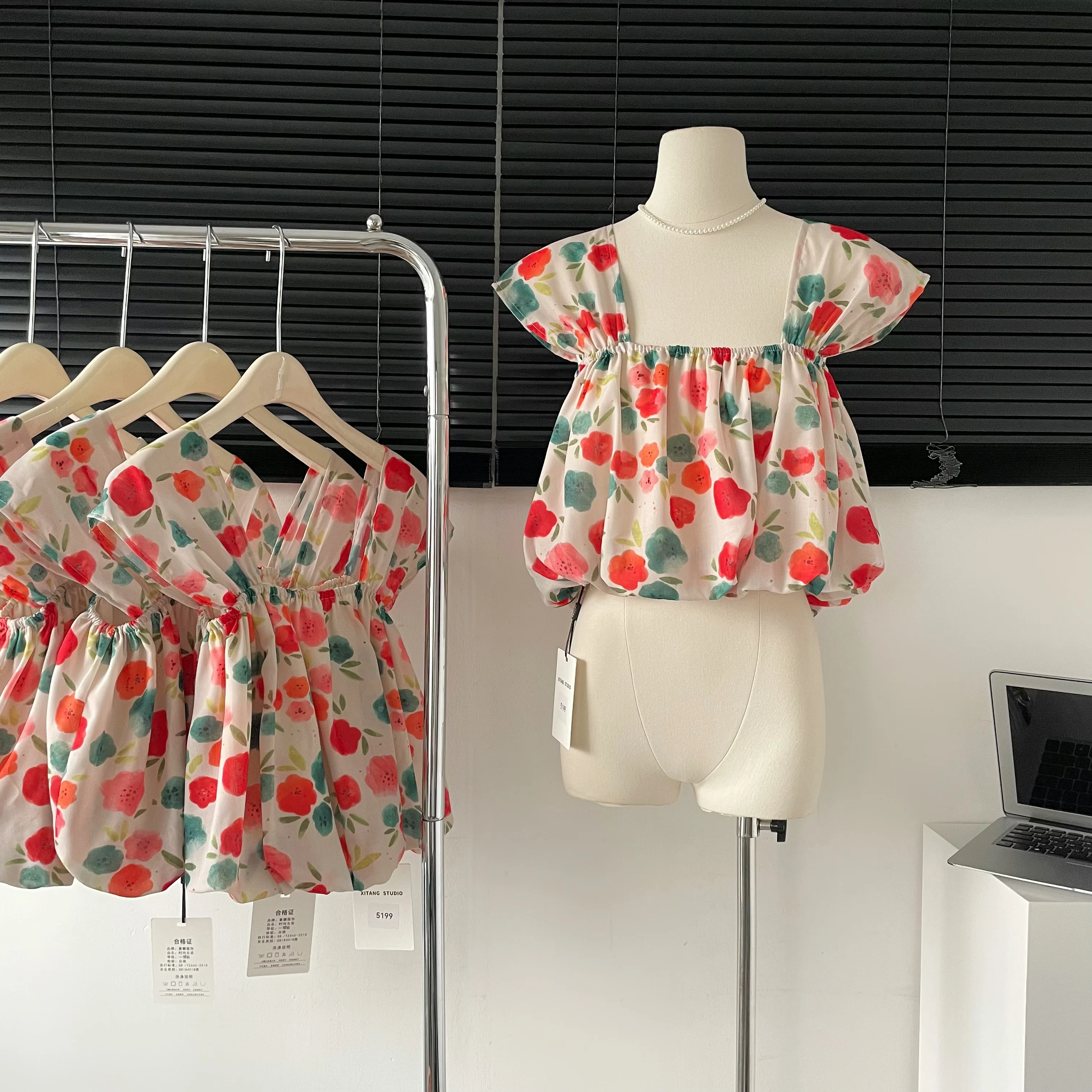 Square Neck Floral Camisole Women's Summer Shirt Looks Thin Chic Sleeveless Short Top
Square Neck Floral Camisole Women's Summer Shirt Looks Thin Chic Sleeveless Short Top