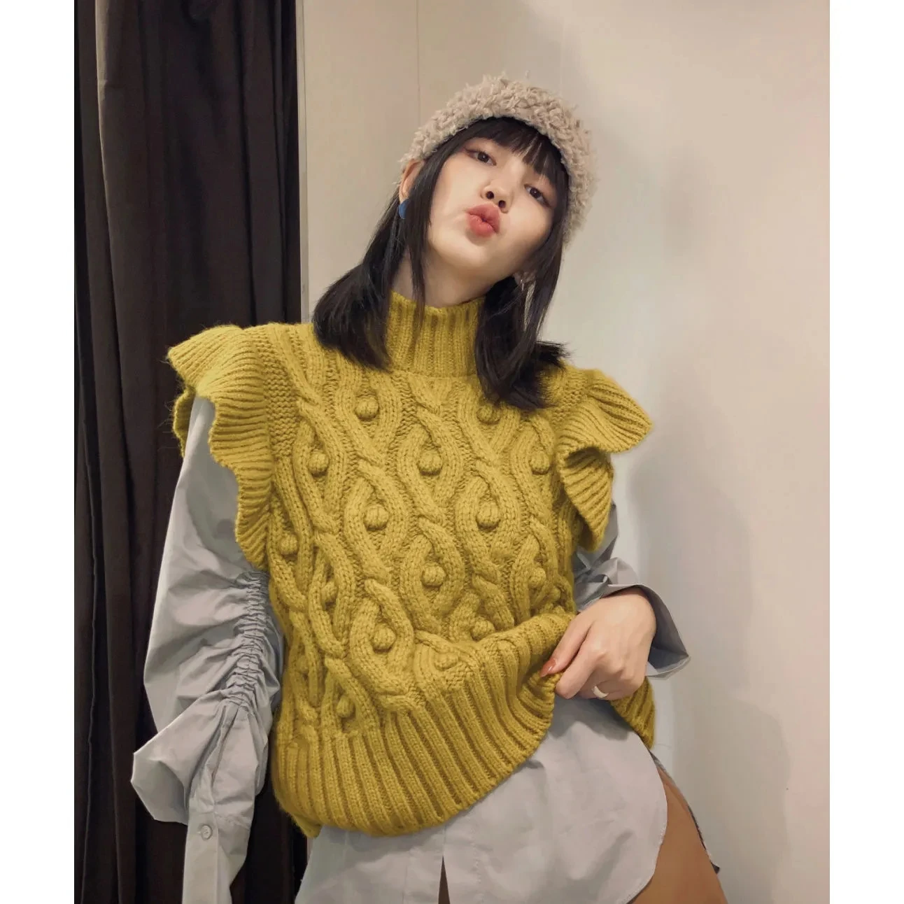 Женский трикотажный жилет, винтажный жилет с помпонами и оборками, с высоким воротом, без рукавов, шикарные топы
Женский трикотажный жилет, винтажный жилет с помпонами и оборками, с высоким воротом, без рукавов, шикарные топы