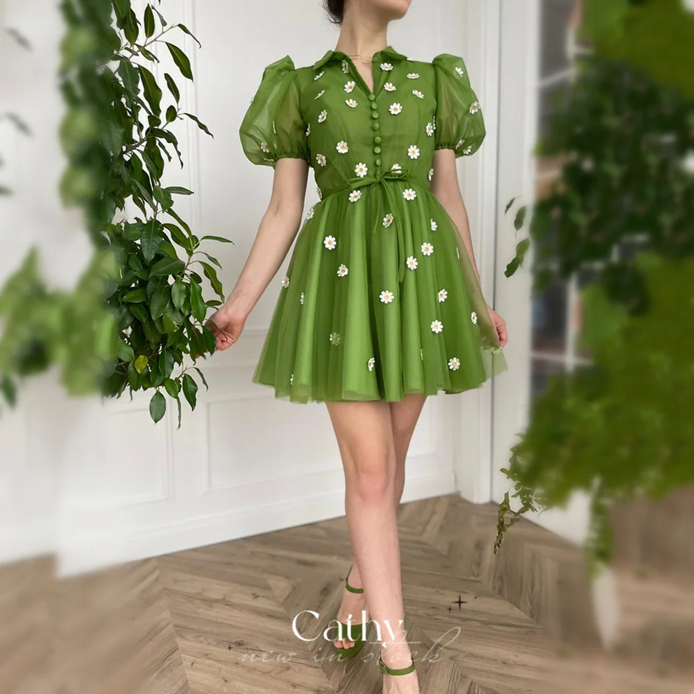 Cathy Fairy DAISY Embroidery Mini Prom Dress Green Custom Evening Dresses Tulle Puffy Sleeves Button On The Front Party Dress
Cathy Fairy DAISY Embroidery Mini Prom Dress Green Custom Evening Dresses Tulle Puffy Sleeves Button On The Front Party Dress