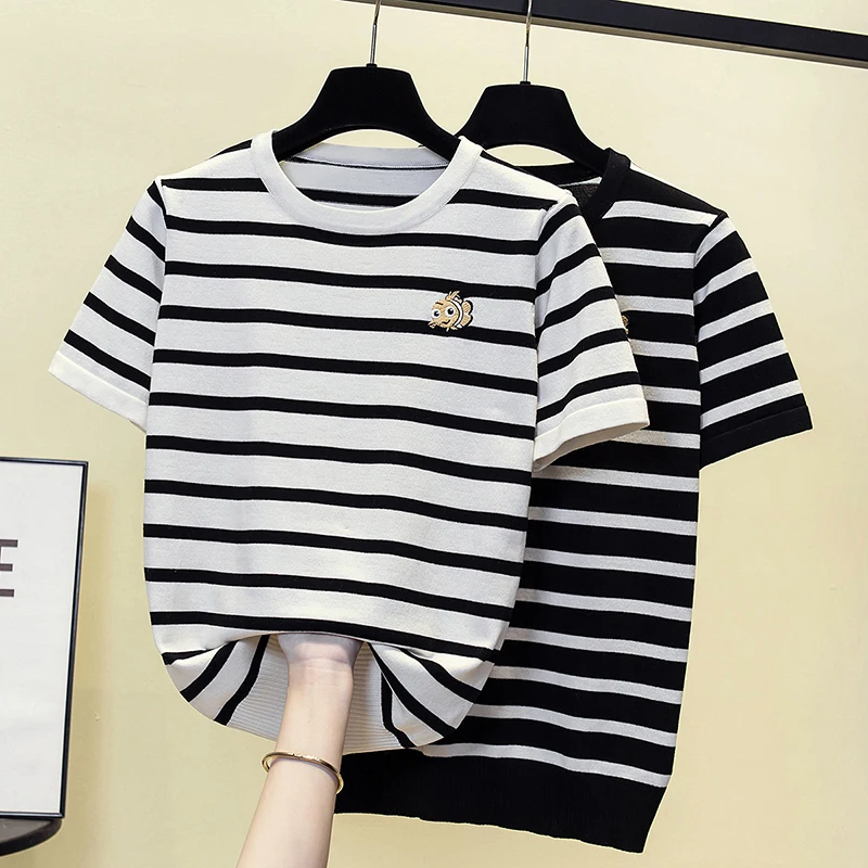 Женский трикотажный свитер в полоску, с коротким рукавом и круглым вырезом
Женский трикотажный свитер в полоску, с коротким рукавом и круглым вырезом