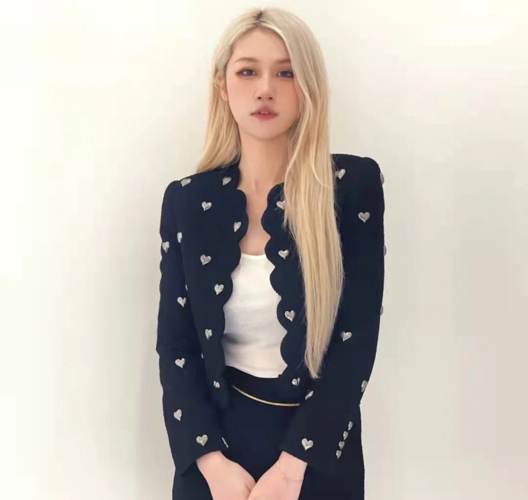 Роскошная дизайнерская одежда 125333, модная классическая модная Свободная куртка с новым узором в виде сердца и волн для отдыха
Роскошная дизайнерская одежда 125333, модная классическая модная Свободная куртка с новым узором в виде сердца и волн для отдыха