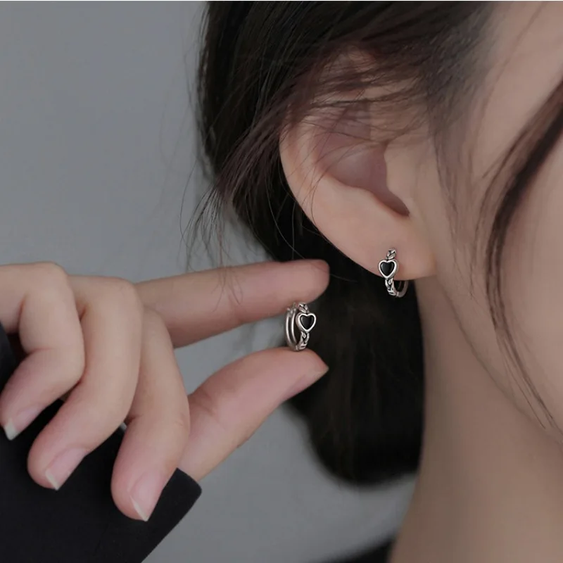 WEIYUE Black Love Heart Woman Earrings Retro Fashion Accessories Simple Silver Ear Pin Earbuckle Wedding Party Birthday Gift
WEIYUE Black Love Heart Woman Earrings Retro Fashion Accessories Simple Silver Ear Pin Earbuckle Wedding Party Birthday Gift