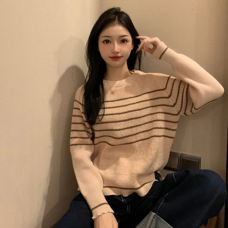 Women's Top Round Neck Stripes Korean Style Sweater Loose Fitting Autumn and Winter Pullovers
Women's Top Round Neck Stripes Korean Style Sweater Loose Fitting Autumn and Winter Pullovers