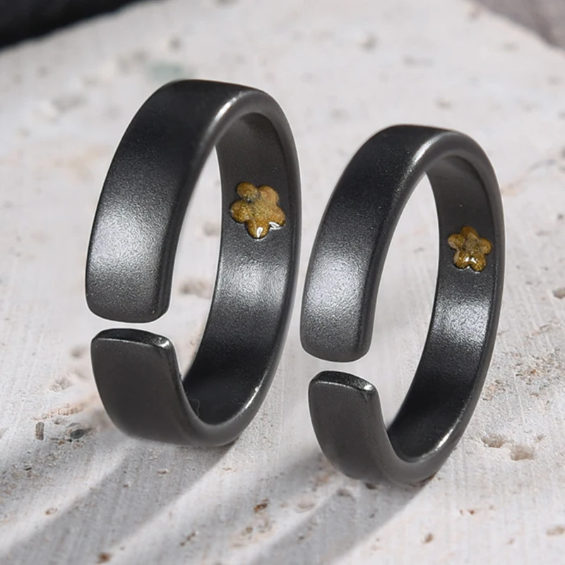 Vintage Black Couple Rings Men Women Plum Blossom Printed Finger Ring Punk Kpop Open Rings Lover's Romantic Gift Fashion Jewelry
Vintage Black Couple Rings Men Women Plum Blossom Printed Finger Ring Punk Kpop Open Rings Lover's Romantic Gift Fashion Jewelry