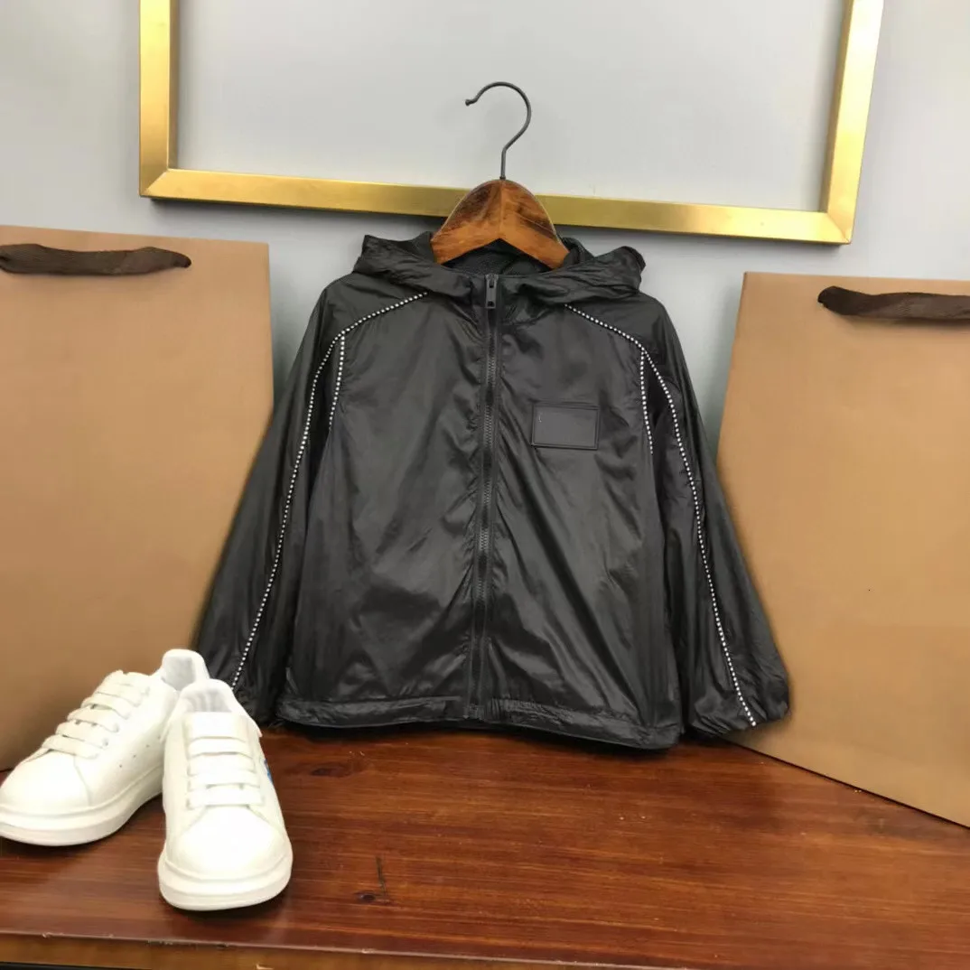 Новинка 2022, высокое качество, черное, розовое, красное, солнцезащитное пальто на молнии для бренда, верхняя одежда для мальчиков и девочек
Новинка 2022, высокое качество, черное, розовое, красное, солнцезащитное пальто на молнии для бренда, верхняя одежда для мальчиков и девочек