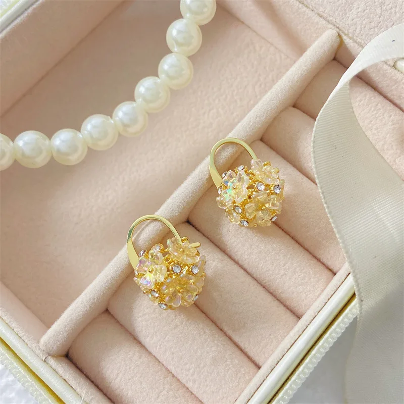 Vintage Hollow Out Acrylic Flower Rhinestone Earrings Women 2023 New Fashion Luxury Elegant Personality Earrings Wholesale
Vintage Hollow Out Acrylic Flower Rhinestone Earrings Women 2023 New Fashion Luxury Elegant Personality Earrings Wholesale