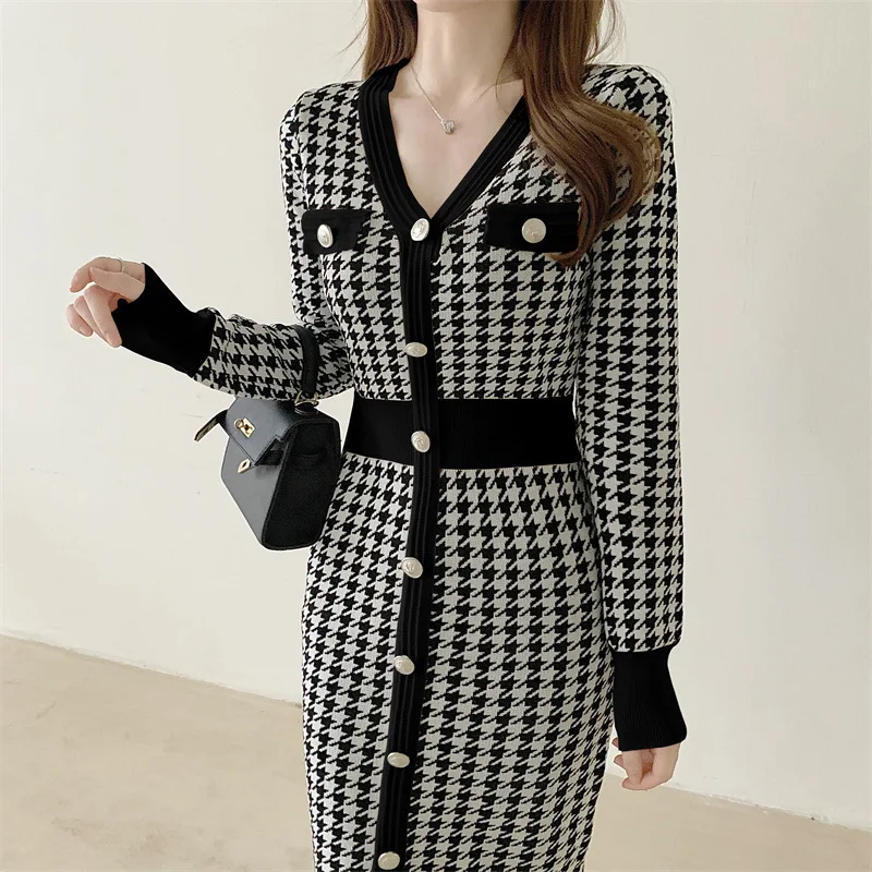 2022 Retro Temperament V-neck Slim Single-breasted Long-sleeved Knitted Dress Women Plaid Autumn Waist Elegant Office Work
2022 Retro Temperament V-neck Slim Single-breasted Long-sleeved Knitted Dress Women Plaid Autumn Waist Elegant Office Work