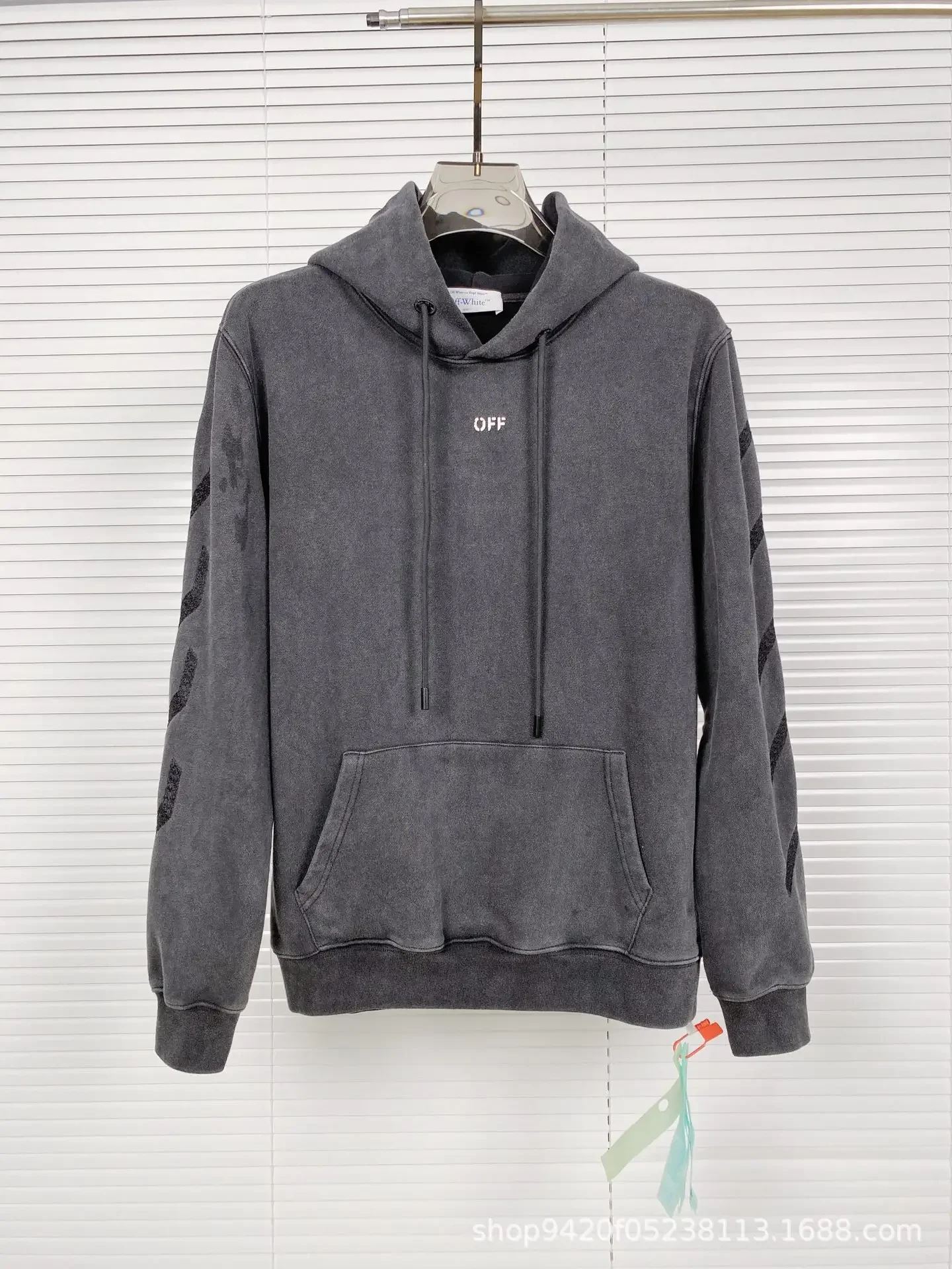 New Off White Fall/Winter OW Sleeve Embroidery Wash Hooded Sweatshirt for Men and Women T Shirt
New Off White Fall/Winter OW Sleeve Embroidery Wash Hooded Sweatshirt for Men and Women T Shirt