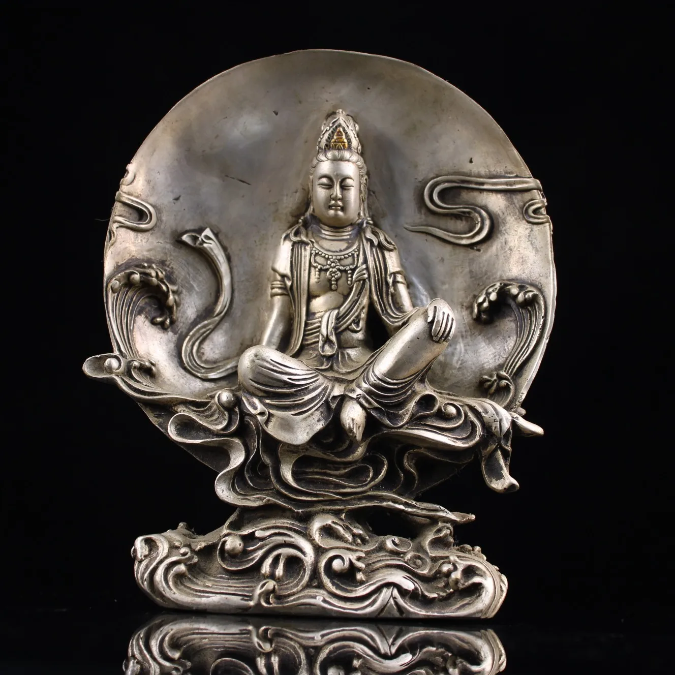 Pure Copper Gilt Silver Sitting Moon Guanyin Bodhisattva Buddha Statue Unique Shape Home Decorations Sculpture
Pure Copper Gilt Silver Sitting Moon Guanyin Bodhisattva Buddha Statue Unique Shape Home Decorations Sculpture