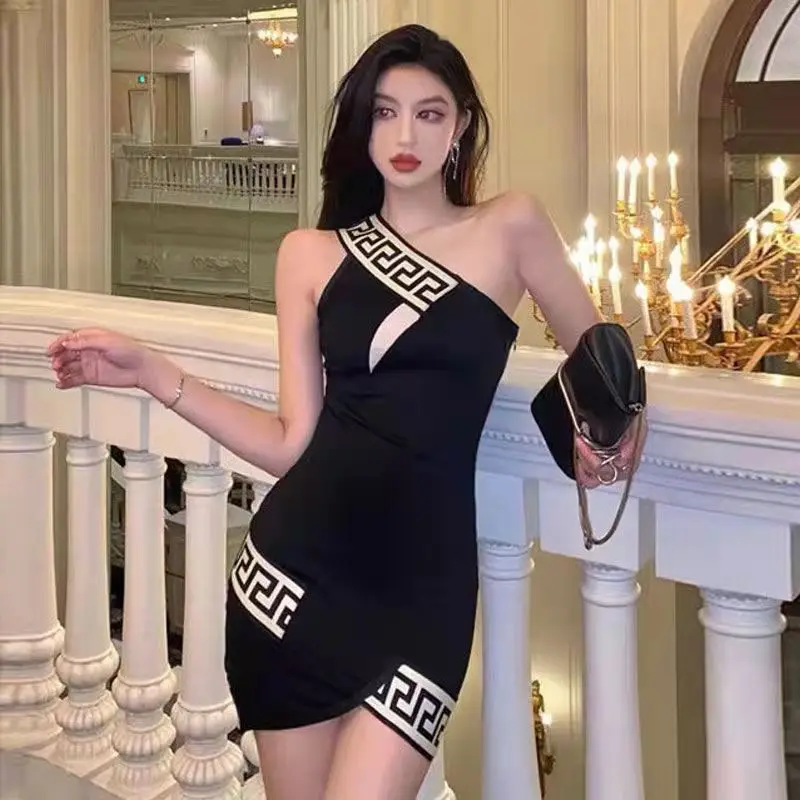 Sexy Irregular Oblique Shoulder Dress Female Summer Design Sense Niche Chic High Sense Light Luxury Show Thin Buttock Skirt
Sexy Irregular Oblique Shoulder Dress Female Summer Design Sense Niche Chic High Sense Light Luxury Show Thin Buttock Skirt