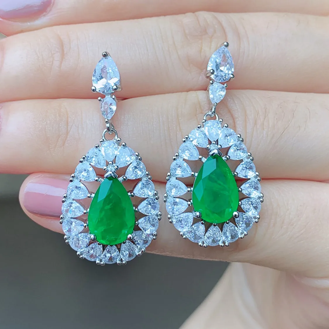JewelryXUYE Office Korea Style Hollow Out Water Drop Women‘s Earring Copper Green Pink Cubic Zirconia Eardrop Female Dangler New
JewelryXUYE Office Korea Style Hollow Out Water Drop Women‘s Earring Copper Green Pink Cubic Zirconia Eardrop Female Dangler New