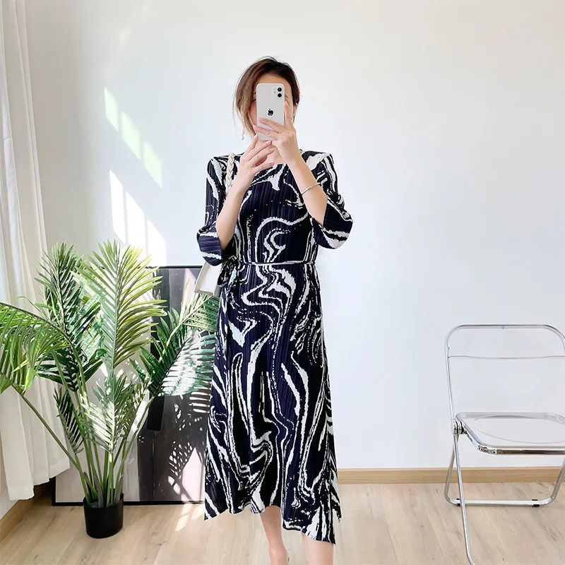 Miyake pleated print dress is loose and slim and large size round neck long skirt pleated dress X212
Miyake pleated print dress is loose and slim and large size round neck long skirt pleated dress X212
