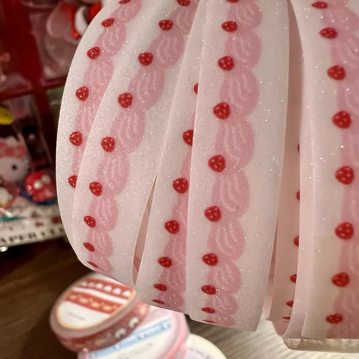 Блестящая декоративная лента с мультяшным рисунком
Блестящая декоративная лента с мультяшным рисунком