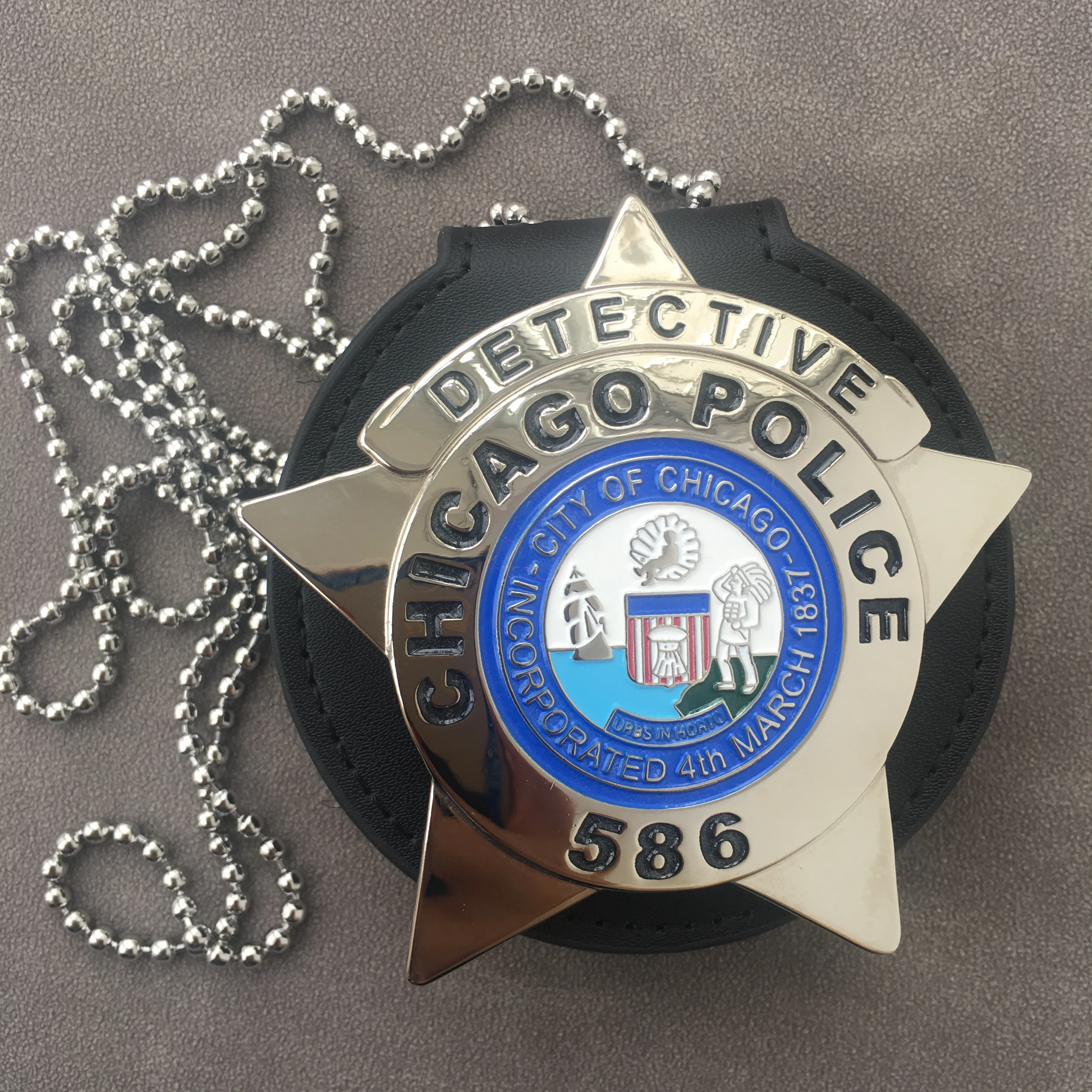 U.S. CHICAGO Detective Badge NO.586 Cosplay Movie Prop Role Play Halloween Gift
U.S. CHICAGO Detective Badge NO.586 Cosplay Movie Prop Role Play Halloween Gift