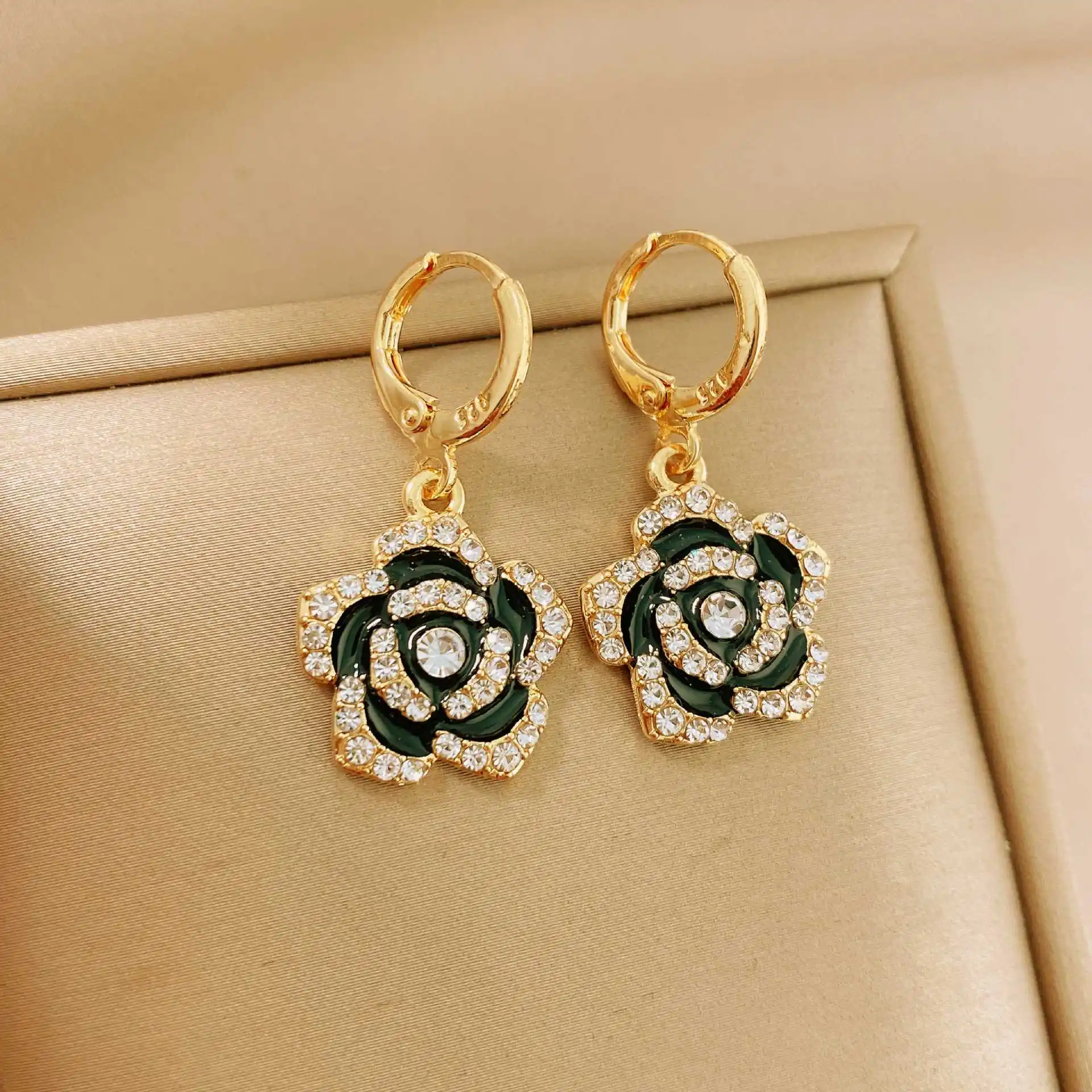 Exquisite Black Camellia Pendant Flower Earrings 2022 Trendy New Jewelry Party Girls' Luxury Accessories for Women Gifts
Exquisite Black Camellia Pendant Flower Earrings 2022 Trendy New Jewelry Party Girls' Luxury Accessories for Women Gifts