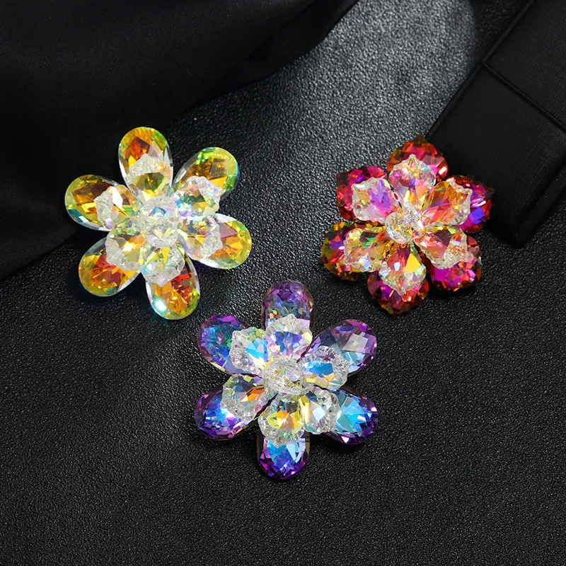 

SKEDS New Arrival Women Dazzle Flower Luxury Glass Crystal Brooches Pins Fashion Shiny Rhinestone Badges Corsage For Lady