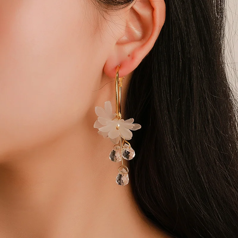 Creative Geometric Crystal Flower Hoop Earrings Give Women's Engagement Gold Earrings Charm Women's Temperament Jewelry 
Creative Geometric Crystal Flower Hoop Earrings Give Women's Engagement Gold Earrings Charm Women's Temperament Jewelry