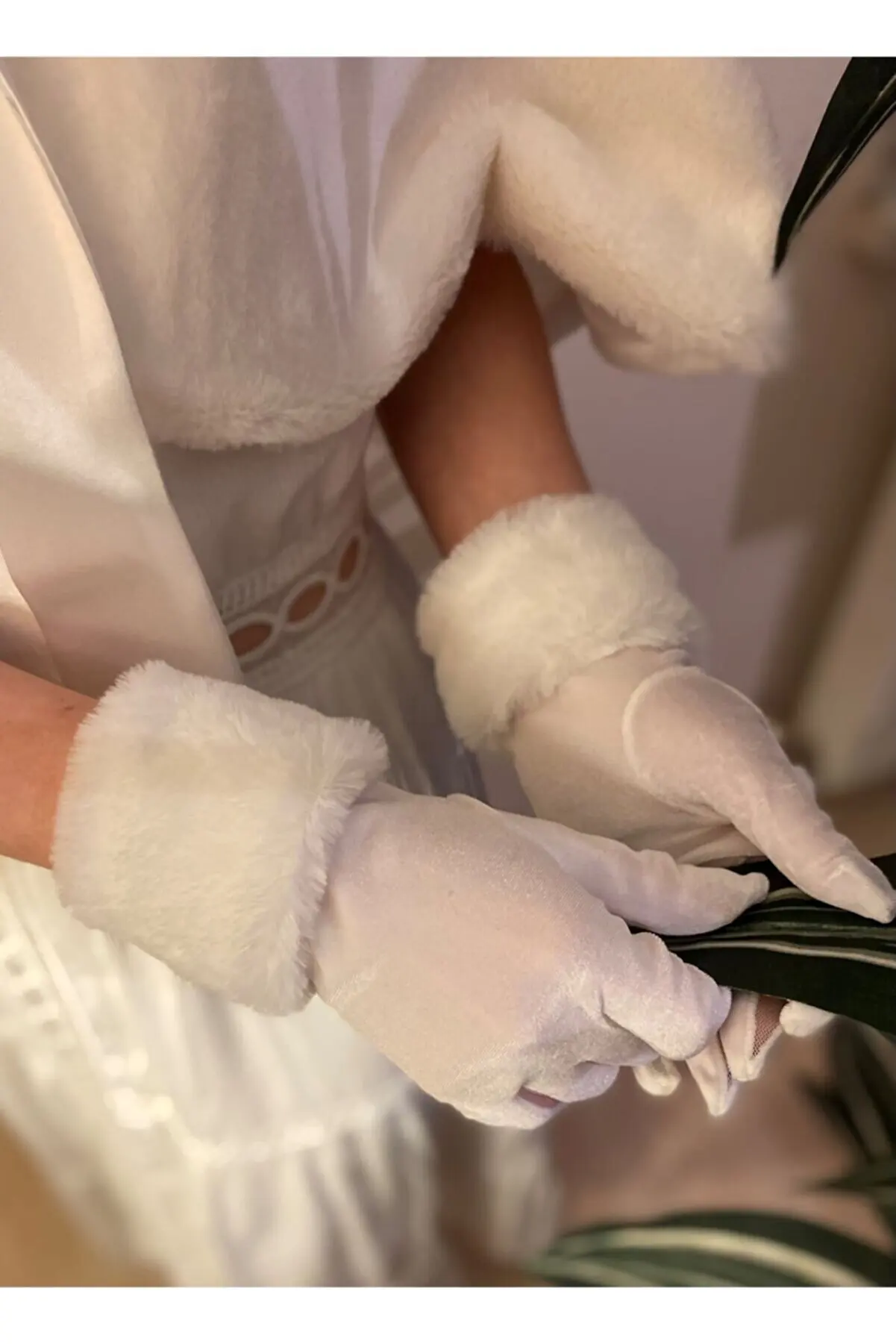 White silk velvet fur gloves 9030 lace knit bridal transparent elegant fishnet silk tulle guipure
White silk velvet fur gloves 9030 lace knit bridal transparent elegant fishnet silk tulle guipure