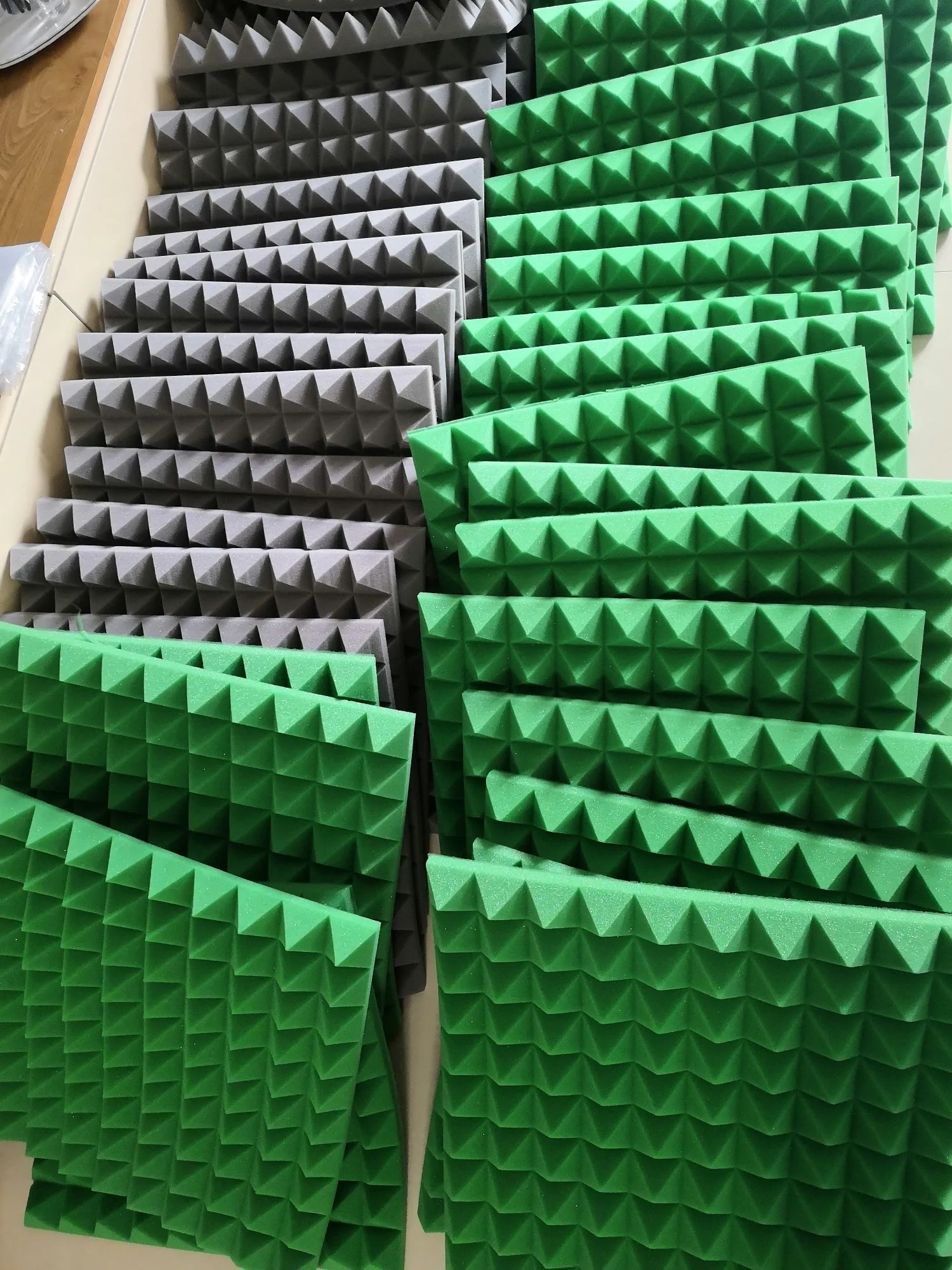 120 Pcs/Pack Green Color Sound Absorption Foam 30kg/Cubic High Density Studio Pyramid Acoustic Foam 50x50cm For Piano/Drum Room
120 Pcs/Pack Green Color Sound Absorption Foam 30kg/Cubic High Density Studio Pyramid Acoustic Foam 50x50cm For Piano/Drum Room