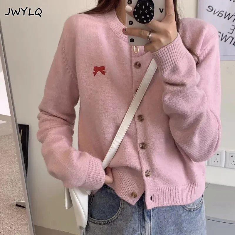 Autumn Bow Print O-neck Cardigan Sweater Solid Color Loose Single-breasted Preppy Style Knitted Sweater All-match Loose Sweater
Autumn Bow Print O-neck Cardigan Sweater Solid Color Loose Single-breasted Preppy Style Knitted Sweater All-match Loose Sweater