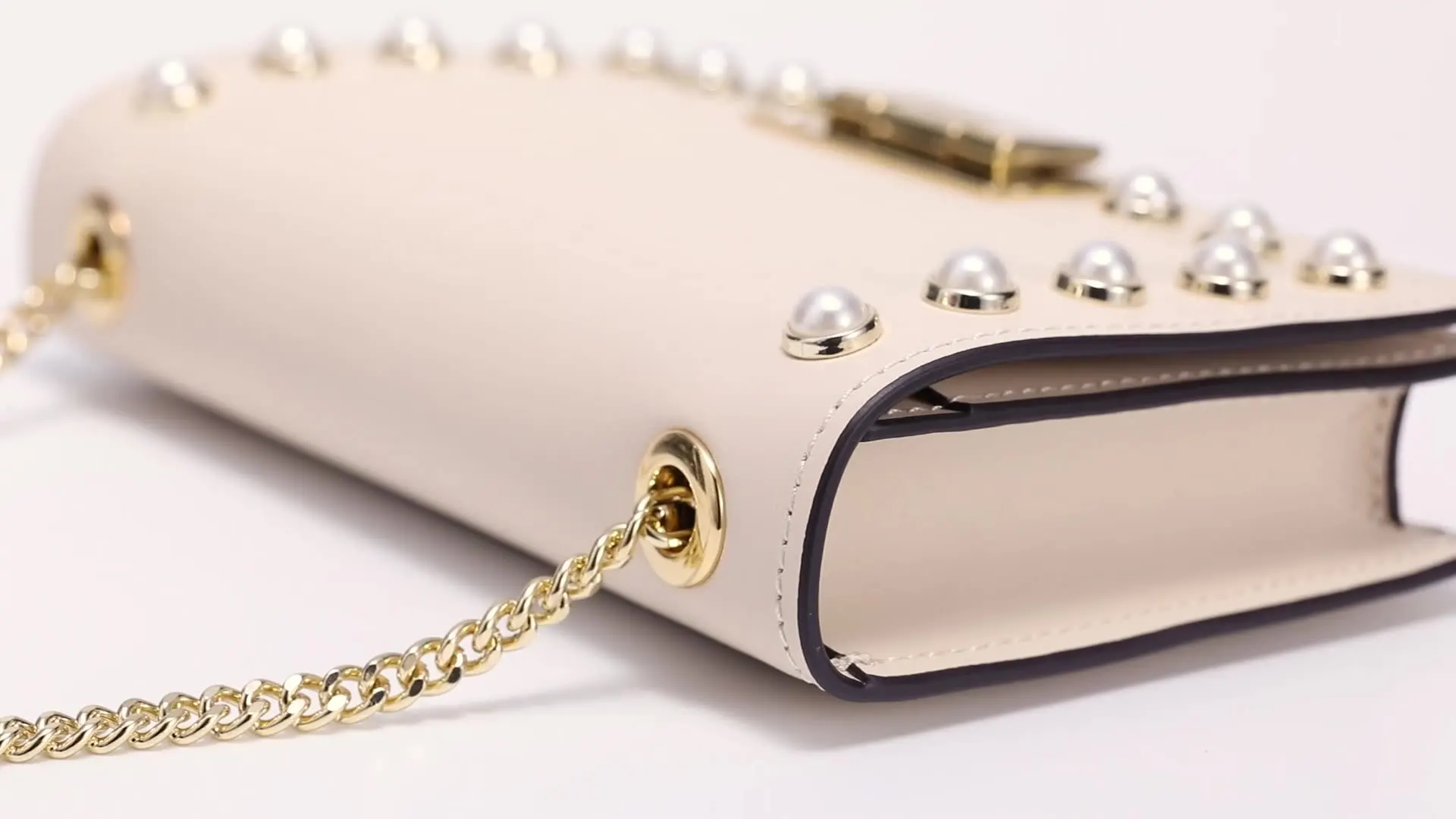 Small fragrant wind small square bag fairy small chain pearl bag double leather crossbody bag a piece of hair
Small fragrant wind small square bag fairy small chain pearl bag double leather crossbody bag a piece of hair