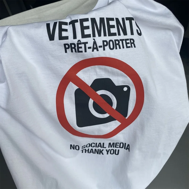 Men Women VETEMENTS T-shirt No Photographing Banner Letter Printing Cotton Round Neck Short Sleeve Oversized VTM T Shirts
Men Women VETEMENTS T-shirt No Photographing Banner Letter Printing Cotton Round Neck Short Sleeve Oversized VTM T Shirts