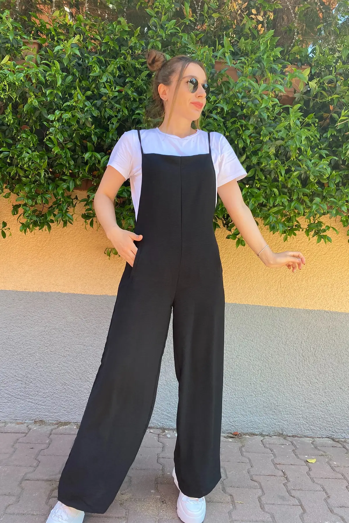 Women's Overalls Black Two Pocket Jumpsuit Hot Style Quality Fabric Sleeveless Baggy Trousers Casual Jumpsuit
Women's Overalls Black Two Pocket Jumpsuit Hot Style Quality Fabric Sleeveless Baggy Trousers Casual Jumpsuit