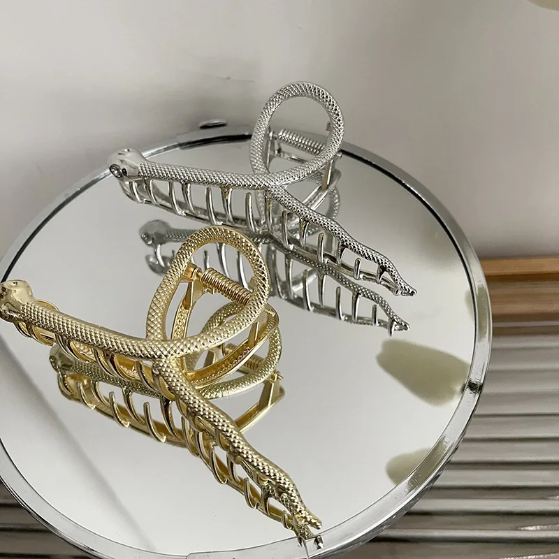 Large Size Snake Shape Metal Hair Claw Luxury Crab Hair Clips Back of Head Hairpin Gold Silver Women Snap Barrettes Headwear
Large Size Snake Shape Metal Hair Claw Luxury Crab Hair Clips Back of Head Hairpin Gold Silver Women Snap Barrettes Headwear