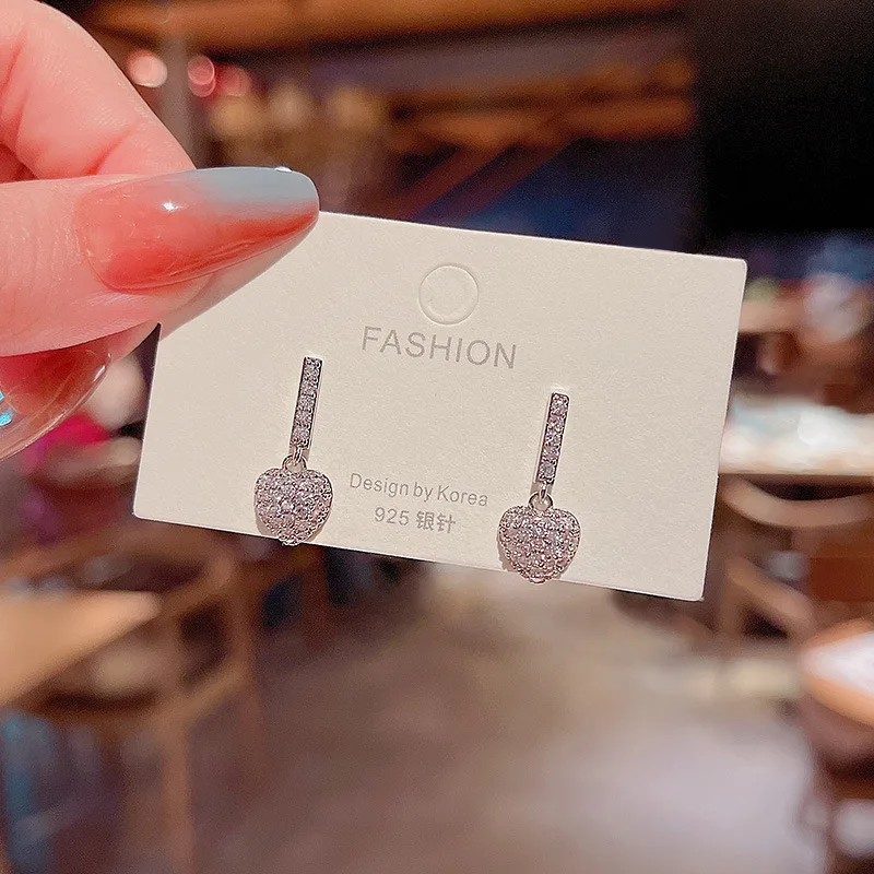 2022 Trend New S925 Silvers Zircon Love Dangle Earrings Design Simple Exquisite Heart Jewellery for Woman Earrings Fashion
2022 Trend New S925 Silvers Zircon Love Dangle Earrings Design Simple Exquisite Heart Jewellery for Woman Earrings Fashion