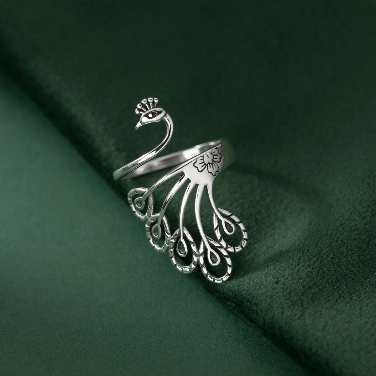 Classic Antique Finishing Peacock shape Female Ring Classic Silver Color Engagement Luxury Wedding Rings For Women
Classic Antique Finishing Peacock shape Female Ring Classic Silver Color Engagement Luxury Wedding Rings For Women