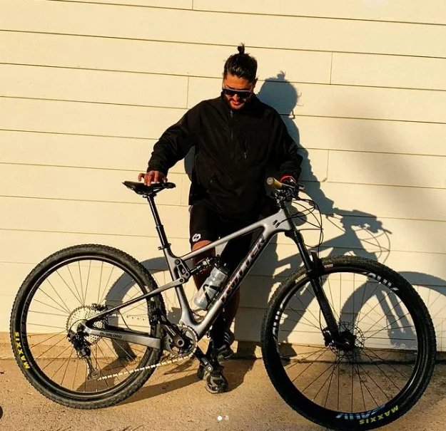 TWITTER OVERLORD M6100-12S bicycles27.5/29er full suspension carbon fiber mountain bike hydraulic oil disc brake carbon bicycle
TWITTER OVERLORD M6100-12S bicycles27.5/29er full suspension carbon fiber mountain bike hydraulic oil disc brake carbon bicycle