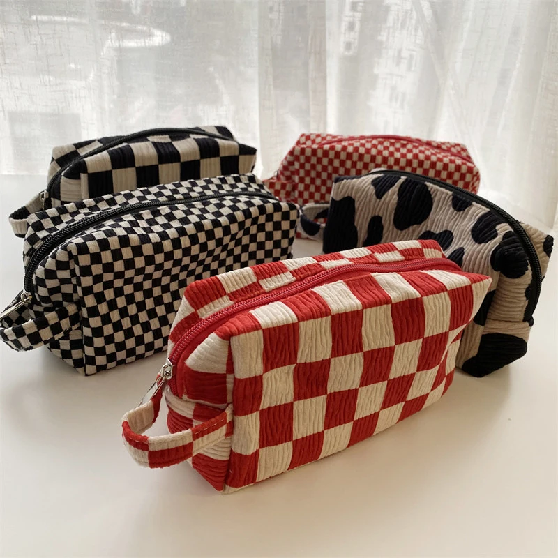 Бархатная дорожная косметичка в стиле ретро для женщин, вместительный клатч на молнии в скандинавском стиле, портативная фланелевая Сумочк...
Бархатная дорожная косметичка в стиле ретро для женщин, вместительный клатч на молнии в скандинавском стиле, портативная фланелевая Сумочк...