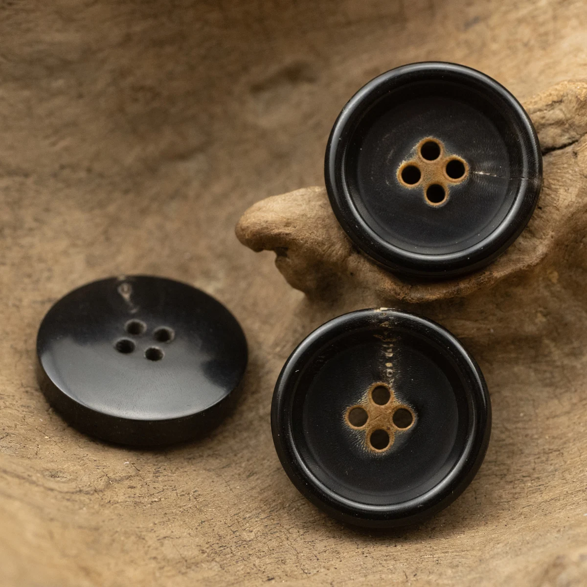 Genuine Horn Buttons For Clothing Vintage Scroched Holes Round Rim Jacket Suit Mens Sweater Unifrom Luxury Button 21mm
Genuine Horn Buttons For Clothing Vintage Scroched Holes Round Rim Jacket Suit Mens Sweater Unifrom Luxury Button 21mm