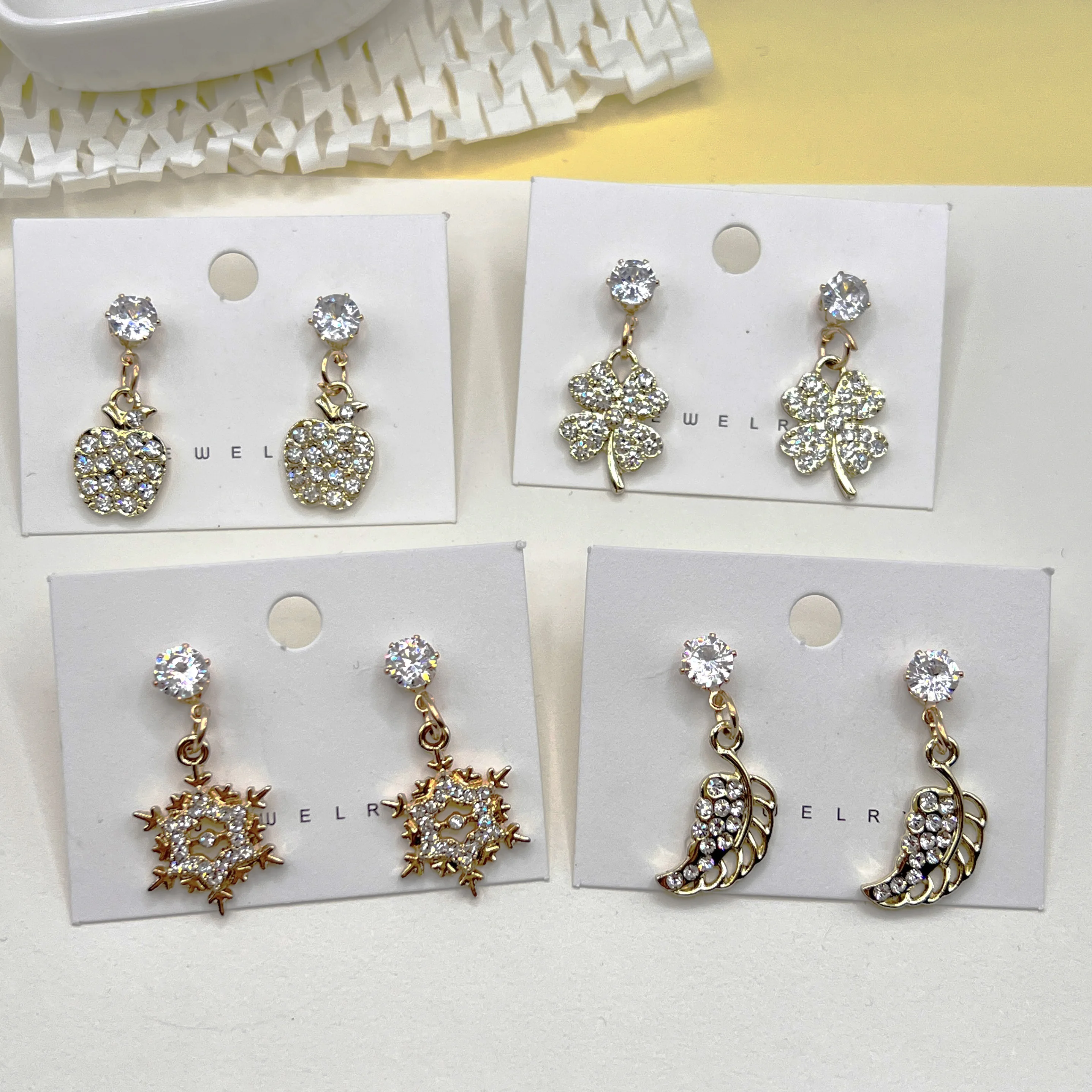 925 silver needle kc gold zircon earrings female fashion Korean jewelry temperament girl daily wear earrings banquet jewelry
925 silver needle kc gold zircon earrings female fashion Korean jewelry temperament girl daily wear earrings banquet jewelry