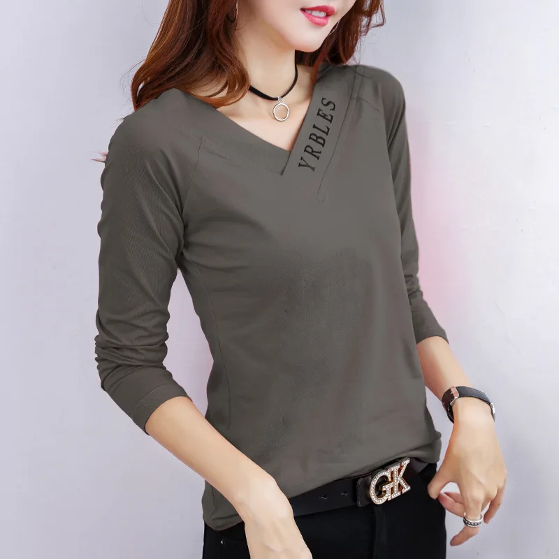A thin, loose, long-sleeved t-shirt BLACK 
A thin, loose, long-sleeved t-shirt BLACK