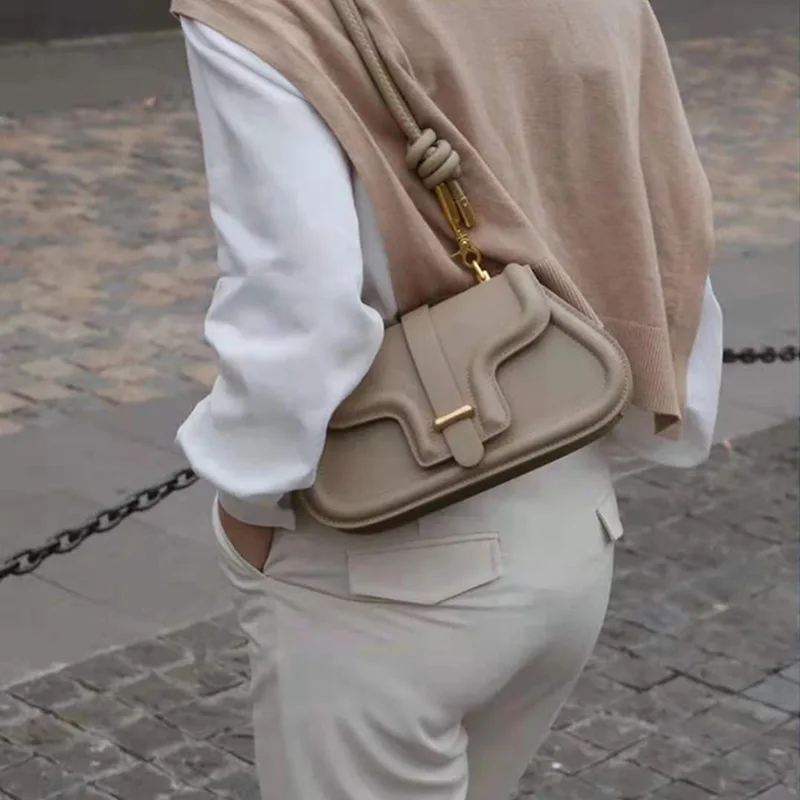 2022 Women New Fashion Unique Thick Knotted Shoulder Strap Solid Color Casual All-match Motorcycle Bag Shoulder Bag Office Daily 
2022 Women New Fashion Unique Thick Knotted Shoulder Strap Solid Color Casual All-match Motorcycle Bag Shoulder Bag Office Daily