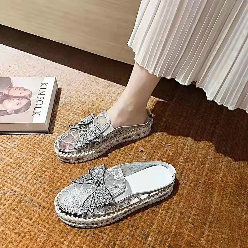 2022 Summer Hot Selling New Sweet and Simple Mesh Flat Slippers Women's Rhinestone Bow Baotou Women's Large Size Half Slippers
2022 Summer Hot Selling New Sweet and Simple Mesh Flat Slippers Women's Rhinestone Bow Baotou Women's Large Size Half Slippers