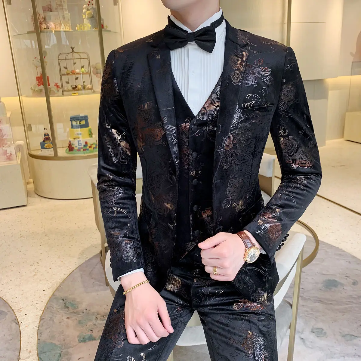 Luxury Velour Suit For Men 3 Piece Suit Balck Gold Print Velvet Mens Tuxedo Suit 2020 Grooms Suit Smoking Homme Wedding Slim Fit
Luxury Velour Suit For Men 3 Piece Suit Balck Gold Print Velvet Mens Tuxedo Suit 2020 Grooms Suit Smoking Homme Wedding Slim Fit
