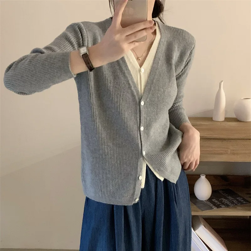 Color matching V-neck knitted cardigan women's early autumn new Korean slim long-sleeved sweater to wear outside.
Color matching V-neck knitted cardigan women's early autumn new Korean slim long-sleeved sweater to wear outside.
