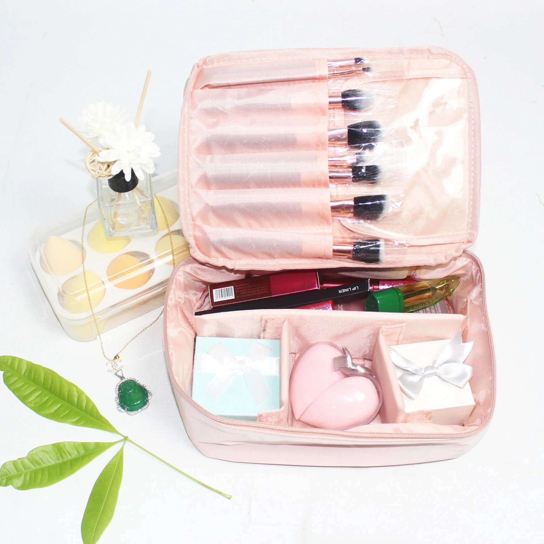 Large Zipper Nylon Pouch Waterproof Makeup Bag Toiletry Cosmetic Bag With Letter Patches makeup case cosmetic box make up bag
Large Zipper Nylon Pouch Waterproof Makeup Bag Toiletry Cosmetic Bag With Letter Patches makeup case cosmetic box make up bag