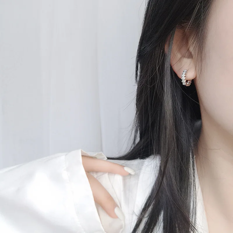 Серьги-кольца женские из серебра 925 пробы с фианитами 
Серьги-кольца женские из серебра 925 пробы с фианитами