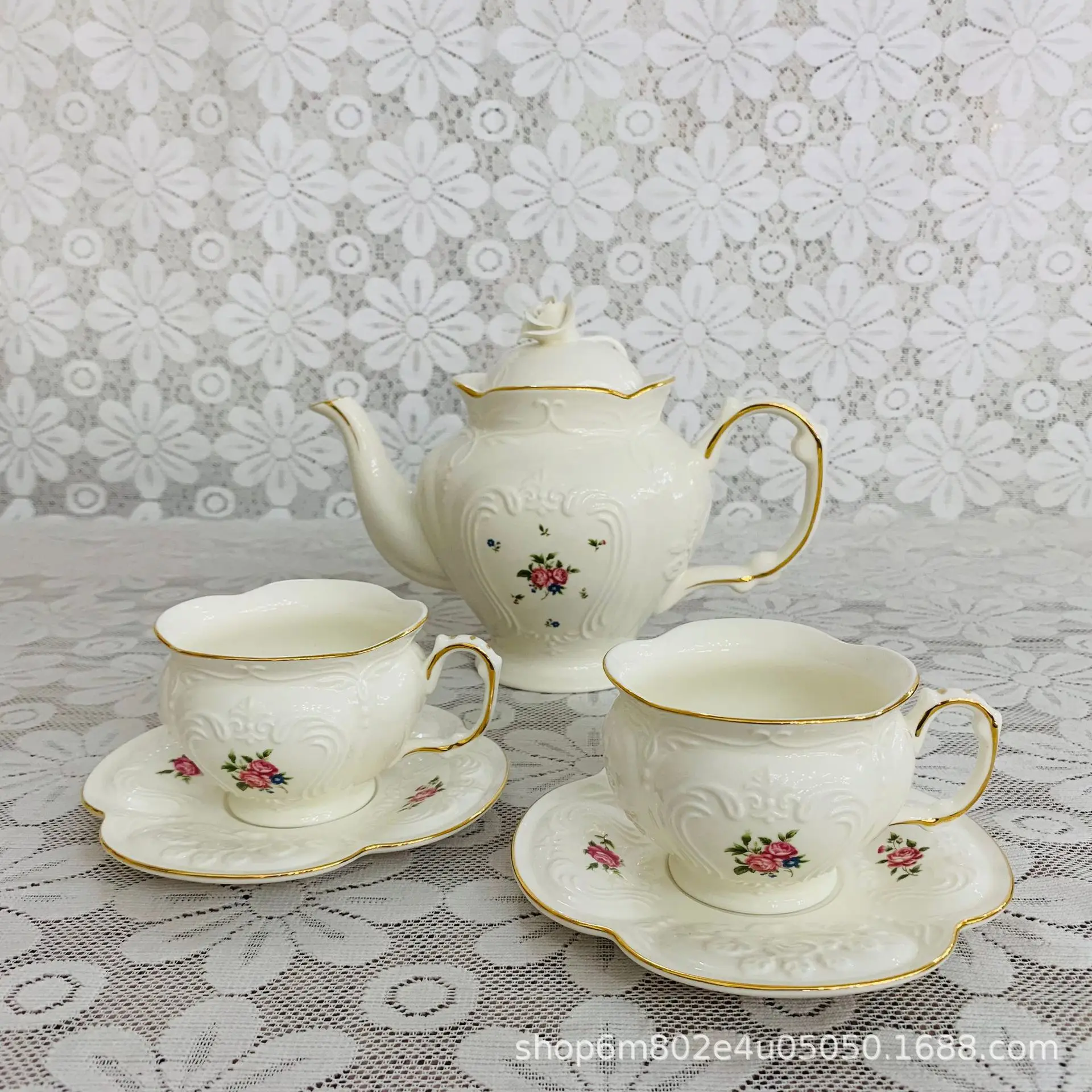 European style retro baroque relief coffee cup plate ceramic gilt edged French small cuihua teapot afternoon tea dessert plate
European style retro baroque relief coffee cup plate ceramic gilt edged French small cuihua teapot afternoon tea dessert plate