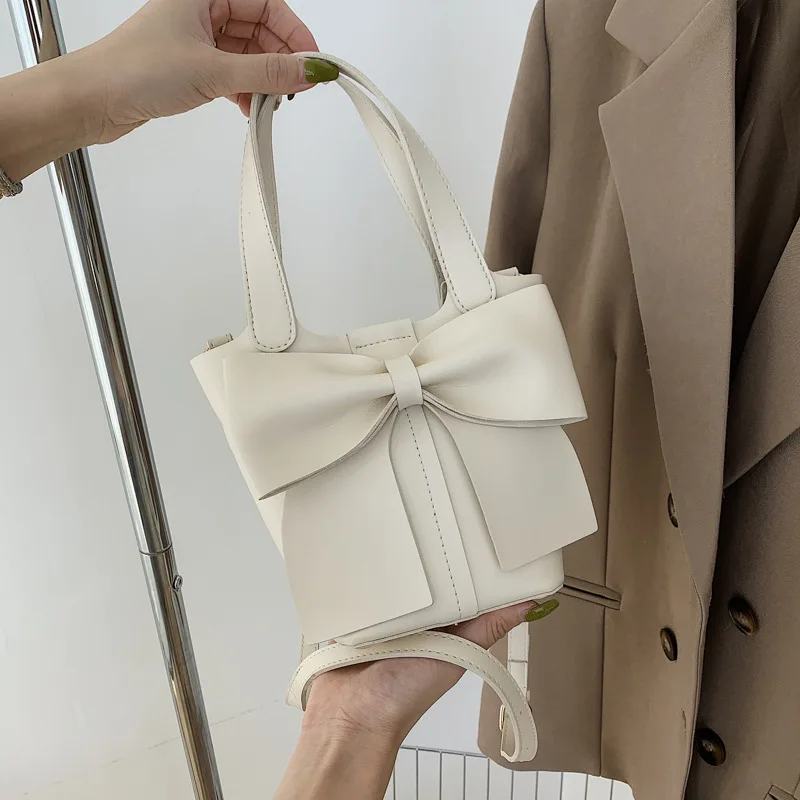 Oblique Shoulder Retro Bag Women's 2022 Summer New Fashion Casual Messenger Bag Bow Hand Bucket Bag Designer Bag for Women
Oblique Shoulder Retro Bag Women's 2022 Summer New Fashion Casual Messenger Bag Bow Hand Bucket Bag Designer Bag for Women