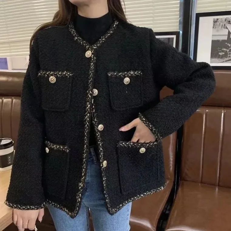 2023 New French Luxury Pearl Buttons Short Tweed Wool Coat Women Spring Autumn Vintage Small Fragrance Heavy Industry B144
2023 New French Luxury Pearl Buttons Short Tweed Wool Coat Women Spring Autumn Vintage Small Fragrance Heavy Industry B144